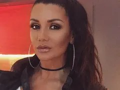 Кали в най-личното си интервю:  Скачам на бой само на мъже, гордея се, че ме мислят за ромка
