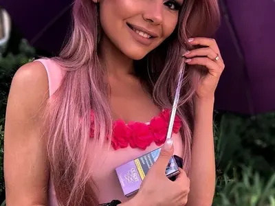 Калина Кузманова търси вдъхновение за новата си колекция от парижки бутици