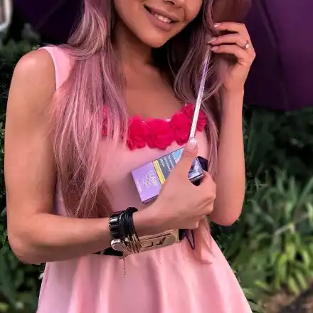 Калина Кузманова търси вдъхновение за новата си колекция от парижки бутици