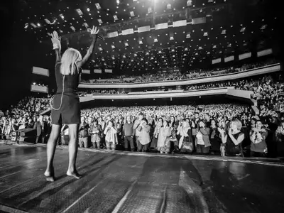 Лили пее боса пред 4000 души