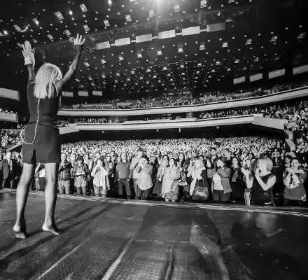 Лили пее боса пред 4000 души