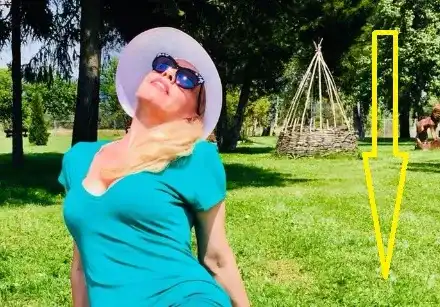 Луна си показа розовите долни гащи (Снимка в галерия)