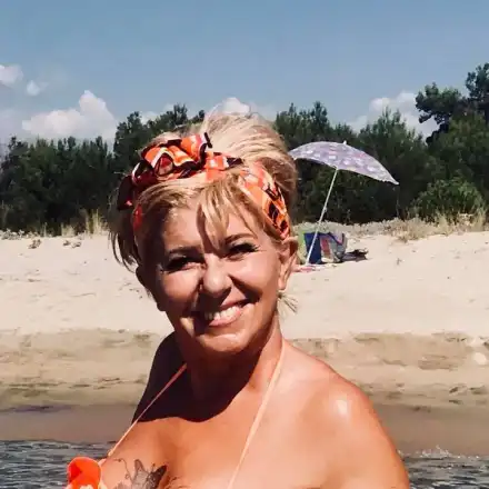 Майката на Тоца си татуира гърдите