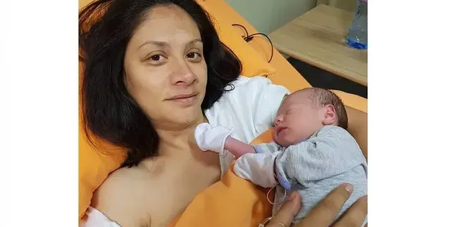 Мариана Попова и Плачков с три детегледачки за бебето си