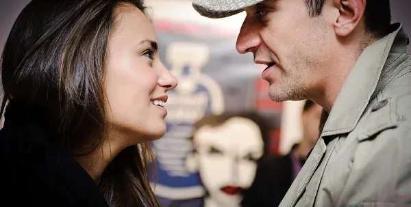 МАШИНА! Деян Донков ремонтира спалнята след бурна нощ с Радина!  (Снимка)