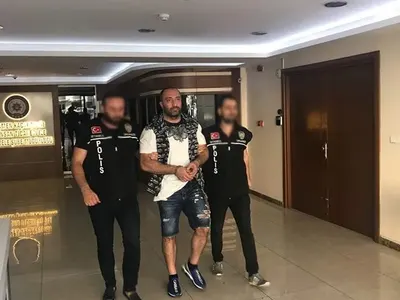 Митьо Очите приема исляма, блазни се да има четири булки наведнъж