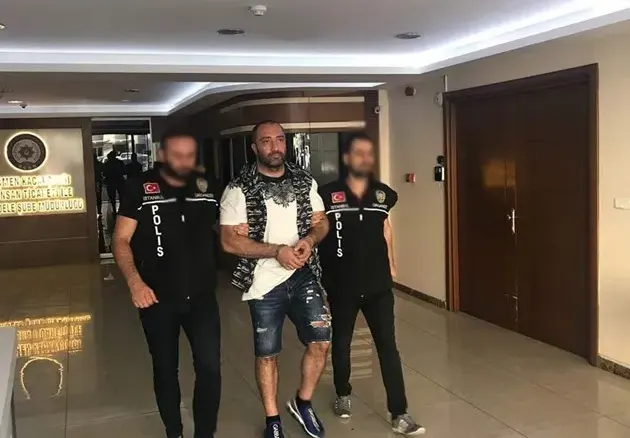 Митьо Очите приема исляма, блазни се да има четири булки наведнъж