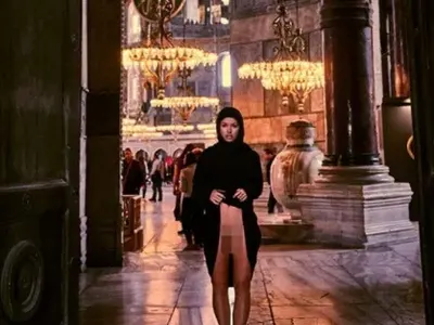 Моделка се щракна без дрехи в храма „Света София“! Лежала в затвора заради други подобни прояви