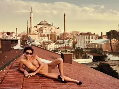 Моделка се щракна без дрехи в храма „Света София“! Лежала в затвора заради други подобни прояви