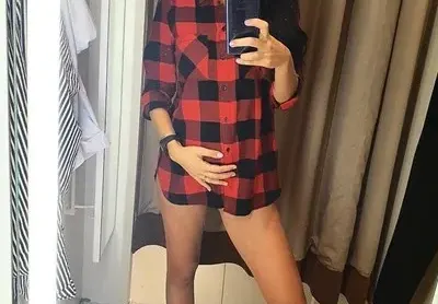 Мона Гочев показа бременно коремче