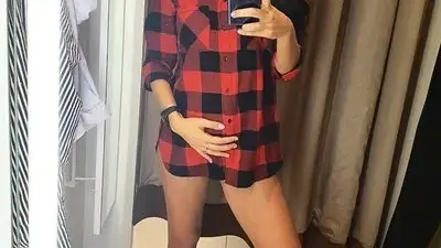 Мона Гочев показа бременно коремче