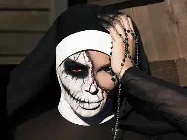 Николета с брутален аутфит за Helloween:  Ако не сте виждали палава монахиня, ето я без расо (Горещи снимки)