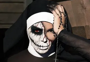 Николета с брутален аутфит за Helloween:  Ако не сте виждали палава монахиня, ето я без расо (Горещи снимки)