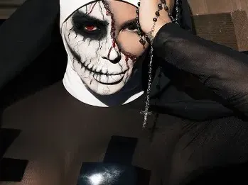 Николета с брутален аутфит за Helloween:  Ако не сте виждали палава монахиня, ето я без расо (Горещи снимки)