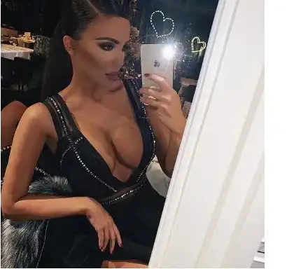 Николета скандализира – лъсна й дупето точно пред храм-паметника „Св. Александър Невски“ (ФОТО ФАКТ)