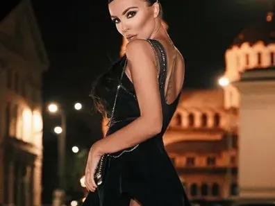 Николета скандализира – лъсна й дупето точно пред храм-паметника „Св. Александър Невски“ (ФОТО ФАКТ)