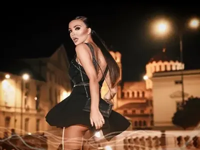 Николета скандализира – лъсна й дупето точно пред храм-паметника „Св. Александър Невски“ (ФОТО ФАКТ)