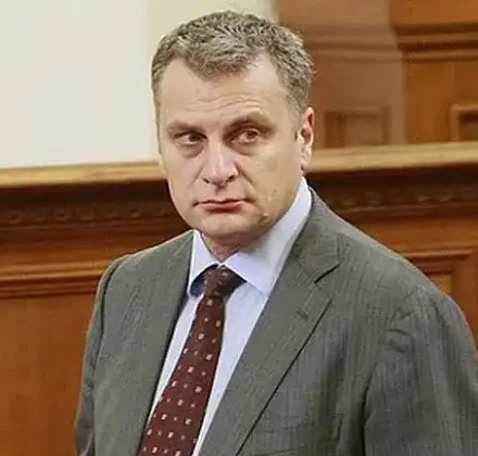 Петър Курумбашев се ошишка яко в Брюксел (Евродепутатът отпра шкембе като на Любо Нейков)