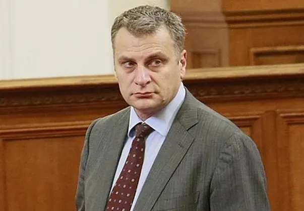 Петър Курумбашев се ошишка яко в Брюксел (Евродепутатът отпра шкембе като на Любо Нейков)