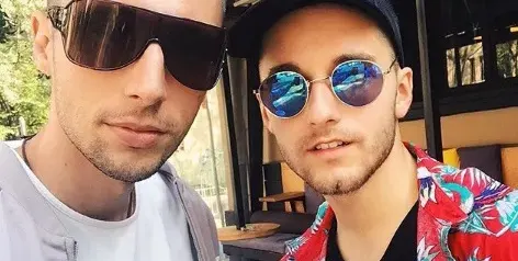 Певец от „Х фактор“ пръснал 20 бона за креватни ласки! Ще става режисьор