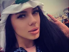 Плеймейтка заби гадже от Египет