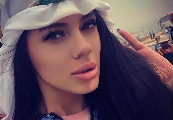 Плеймейтка заби гадже от Египет