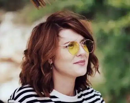 Под въздействието на алкохола Божана троши всичко и си сваля дрехите! Кичи телевизора със сутиена си + Още зулуми