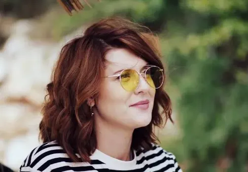 Под въздействието на алкохола Божана троши всичко и си сваля дрехите! Кичи телевизора със сутиена си + Още зулуми