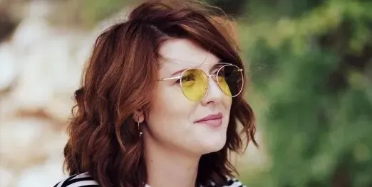 Под въздействието на алкохола Божана троши всичко и си сваля дрехите! Кичи телевизора със сутиена си + Още зулуми