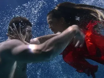 Райна вкара гаджето в клип