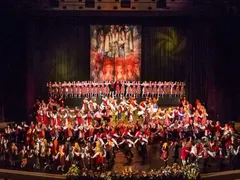 Силвестър Сталоун играе хоро с над 200 танцьори в НДК