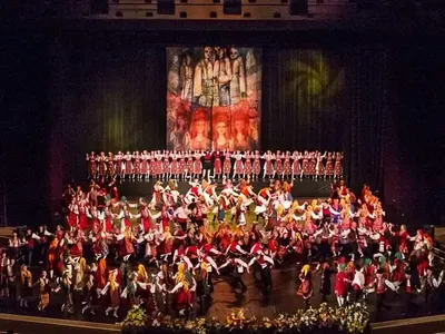 Силвестър Сталоун играе хоро с над 200 танцьори в НДК