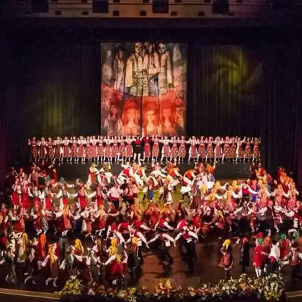 Силвестър Сталоун играе хоро с над 200 танцьори в НДК