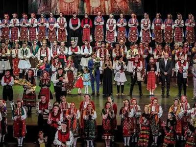 Силвестър Сталоун играе хоро с над 200 танцьори в НДК