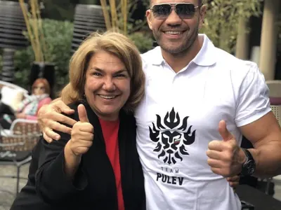 След историческата победа - Кубрат Пулев в градината на хотел „Маринела“ София