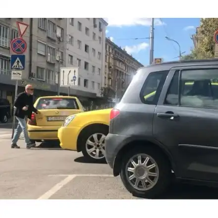След като спря в нарушение, Стоян Алексиев налетя на таксиджия! (Ето какви обиди му изсипа)