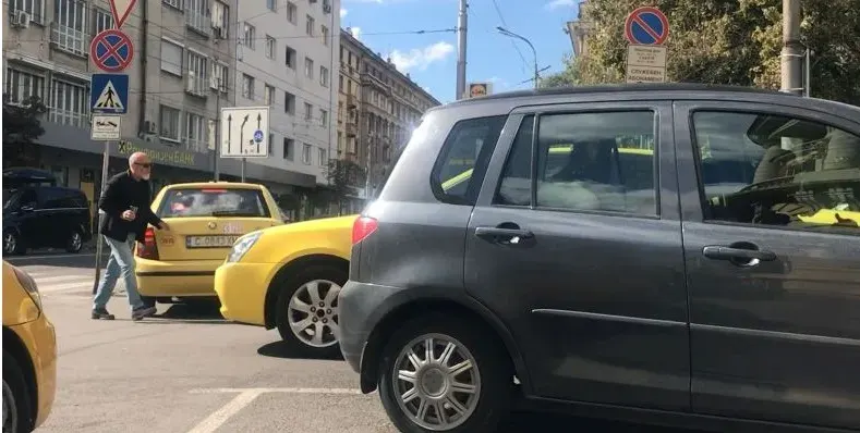 След като спря в нарушение, Стоян Алексиев налетя на таксиджия! (Ето какви обиди му изсипа)