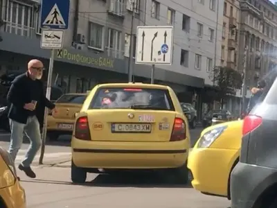 След като спря в нарушение, Стоян Алексиев налетя на таксиджия! (Ето какви обиди му изсипа)