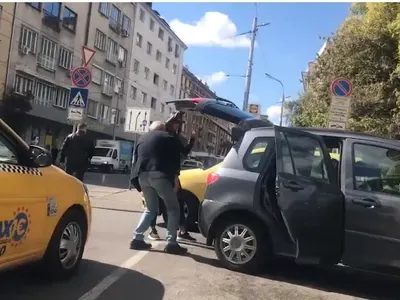След като спря в нарушение, Стоян Алексиев налетя на таксиджия! (Ето какви обиди му изсипа)