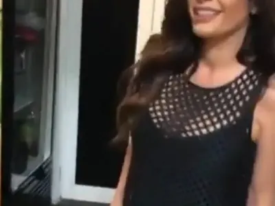 Старата песен на нов глас – Преслава продължава да не си сменя дрехите! Не се ли поти? (ФОТО ФАКТИ)