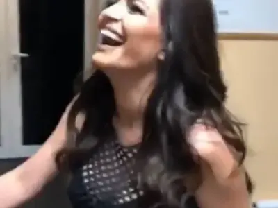 Старата песен на нов глас – Преслава продължава да не си сменя дрехите! Не се ли поти? (ФОТО ФАКТИ)