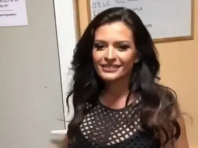 Старата песен на нов глас – Преслава продължава да не си сменя дрехите! Не се ли поти? (ФОТО ФАКТИ)