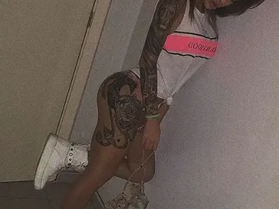 Сузанита показа, че дъното няма граници! Нашари се като коледна елха, не спира да си показва дупарата