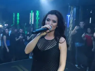 ТЪЖНО! Преслава го закъса за пари, пее на плейбек и не си сменя дрехите