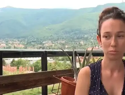 Вдовицата на Боян Петров с 10 кучета в дома си