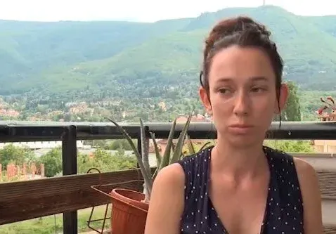 Вдовицата на Боян Петров с 10 кучета в дома си