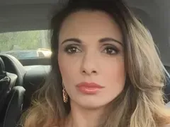 Маги Вълчанова се вкопчи в синовете си след развода