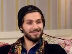 Папи Ханс с 10 бона заплата като творчески директор (Поетът пише стихове за кеф)