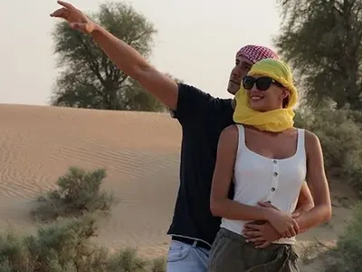 Златно момиче се забули в пустинята