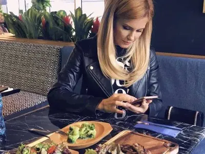 Анелия броила хилядарки за прахосмукачка